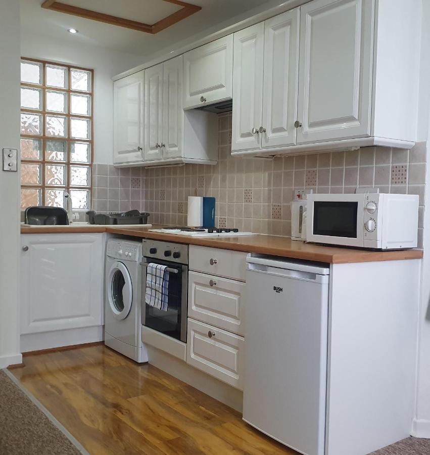 A Beautiful Apartment With Stunning Sea Views & Private Balcony ボーンマス エクステリア 写真