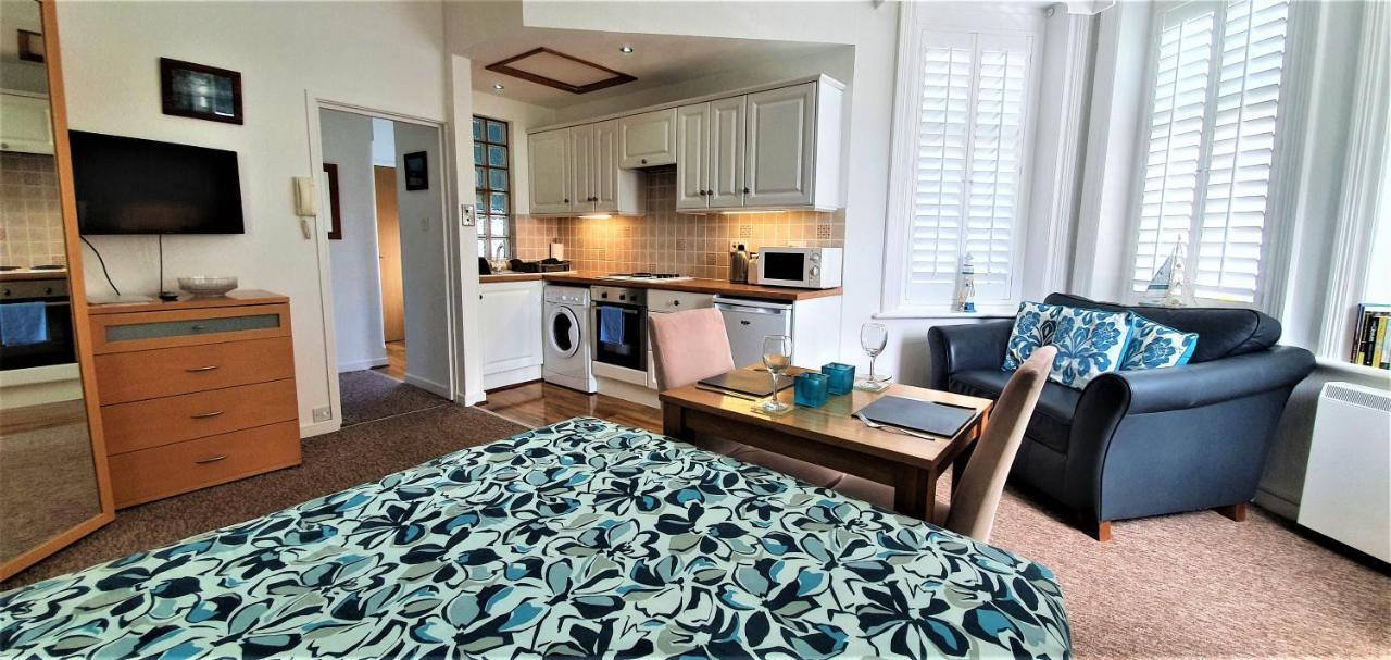 A Beautiful Apartment With Stunning Sea Views & Private Balcony ボーンマス エクステリア 写真
