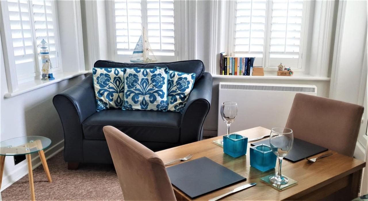 A Beautiful Apartment With Stunning Sea Views & Private Balcony ボーンマス エクステリア 写真