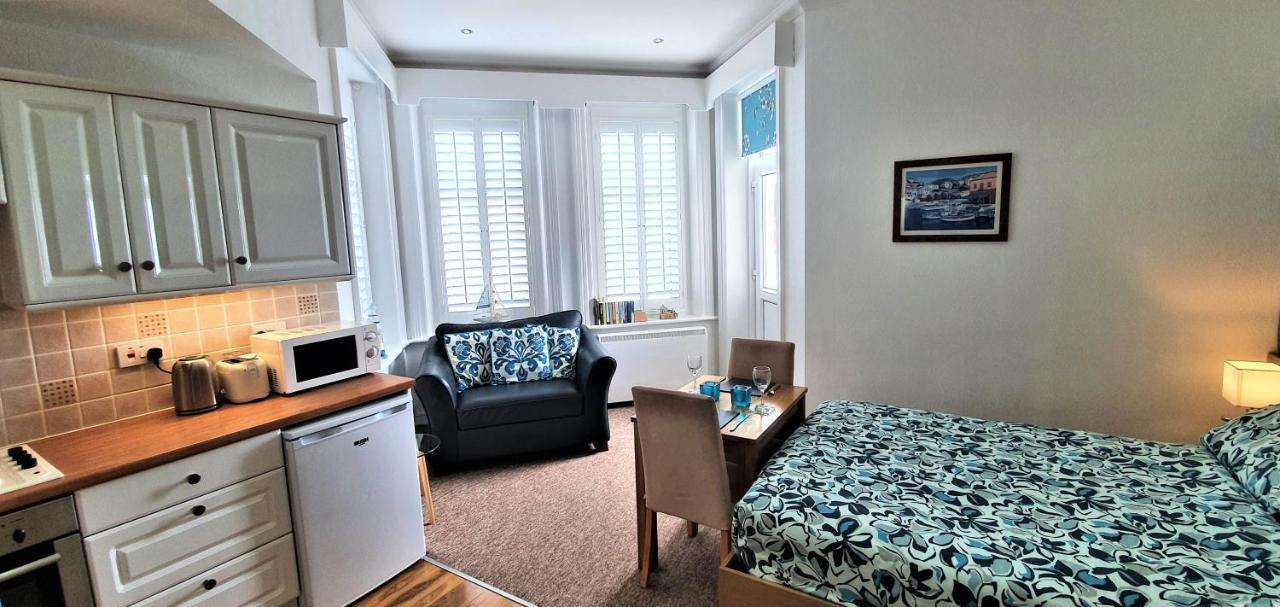 A Beautiful Apartment With Stunning Sea Views & Private Balcony ボーンマス エクステリア 写真