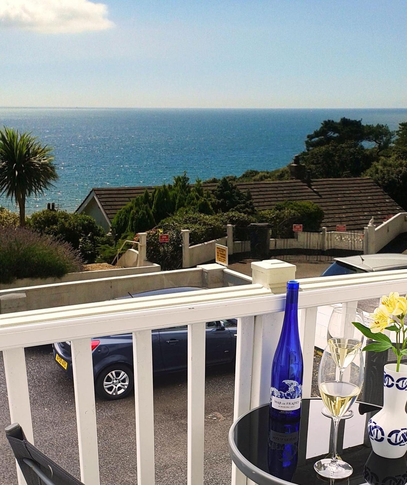 A Beautiful Apartment With Stunning Sea Views & Private Balcony ボーンマス エクステリア 写真